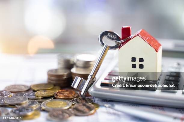 bank calculates the home loan rate,home sale,selling home - house price imagens e fotografias de stock