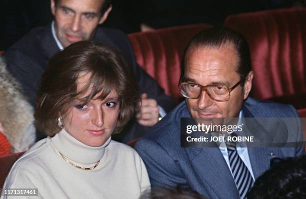 Maire de Paris et président du RPR Jacques Chirac , avec à ses côtés sa fille Claude, assiste à une représentation théâtrale le 18 janvier 1984 à...