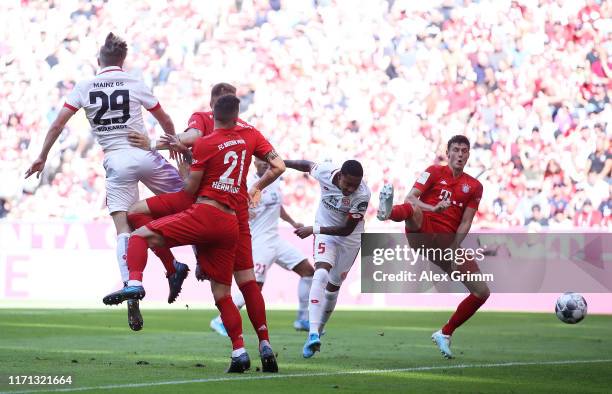 Jean-Paul Boetius of 1. FSV Mainz scores his team's first goal during the Bundesliga match between FC Bayern Muenchen and 1. FSV Mainz 05 at Allianz...