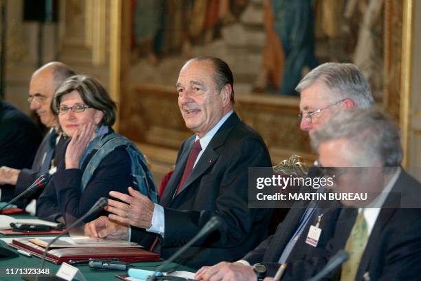 Le président de la République française Jacques Chirac s'exprime, le 15 avril 2003 au Palais de l'Elysée à Paris, aux côtés de la secrétaire d'Etat à...