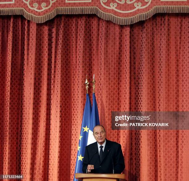 Le président Jacques Chirac prononce une allocution lors d'une réception en l'honneur du Comité pour la mémoire de l'esclavage, le 30 janvier 2006 au...