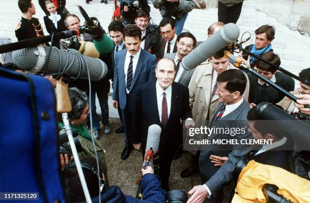 Le président de la République François Mitterrand, accompagné de Jacques Attali , s'adresse aux journalistes dans la cour de l'Elysée le 19 mars...