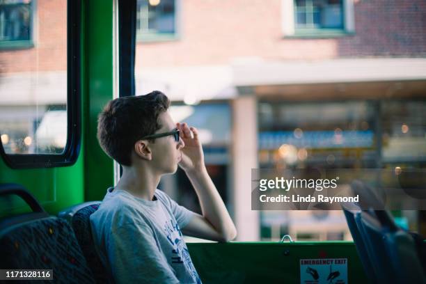 retrato de un adolescente en un autobús en la ciudad de boston - one teenage boy only fotografías e imágenes de stock