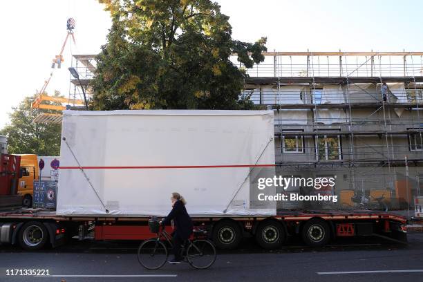 Prefab Module On Lorry 68 Module Truck Stock Photos, High-Res Pictures, and Images - Getty Images