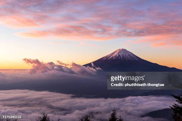 fuji mountain and the mist in autumn at beautiful sunrise, lake kawaguchiko,yamanashi,japan. mount fuji is the highest mountain in japan. - prefettura di shizuoka foto e immagini stock