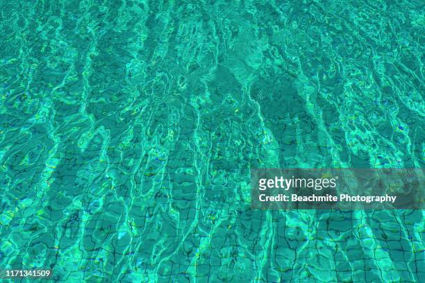 water movement patterns in a swimming pool for background - swimming pool texture stockfoto's en -beelden