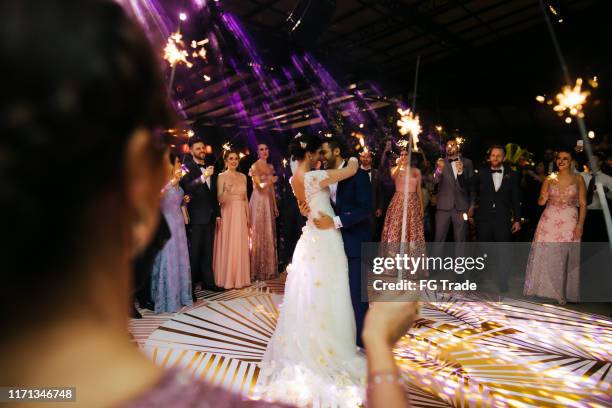 braut und bräutigam tanzen ihren ersten tanz - wedding dance stock-fotos und bilder