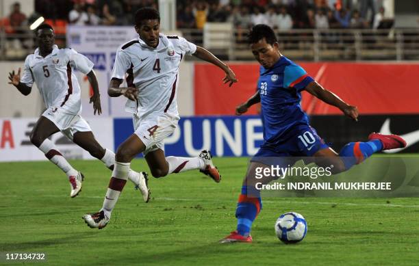 Saeed Alhag E Essa and Almahdi Ali M Mukhtar of Qatar look on as Jeje Lalpekhlua of India attempts a shot at goal during the second leg of their 2012...