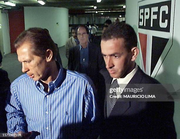 The coach of the Brazilian selection, Emerson Leao , leaves his team in the interval of the game against Colombia, 15 November 2000, in the stage of...