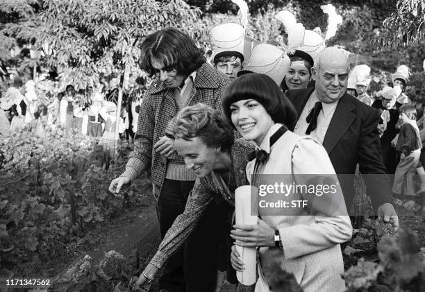 La chanteuse Mireille Mathieu participe aux vendanges de la vigne de Montmartre, le 7 octobre 1978, en compagnie de Bernadette Chirac et du chanteur...