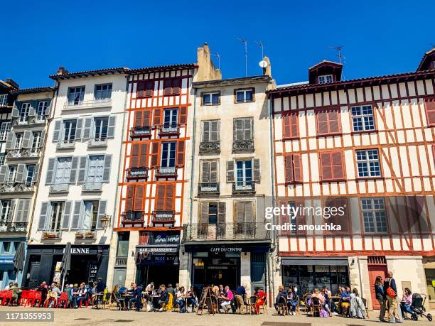 people relaxing in outdoors cafes in bayonne, france - bayonne imagens e fotografias de stock