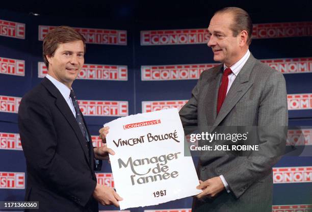 Le Premier ministre Jacques Chirac remet le 14 octobre 1987 à Paris le prix de Manager de l'année, décerné par "Le nouvel Economiste" à Vincent...