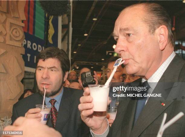 Le président Jacques Chirac boit un verre de lait en compagnie du président de la FNSEA, Luc Guyau, le 07 mars 1999 à Paris, lors de sa visite au...