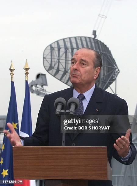 Le président Jacques Chirac prend la parole le 10 juin 1999 sur la base militaire de Toulon, lors de l'embarquement des troupes en renfort de la KFOR...