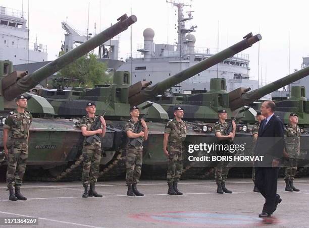 Le président de la République Jacques Chirac passe en revue, le 10 juin 1999 sur la base militaire de Toulon, les troupes du 501-503e Régiment de...