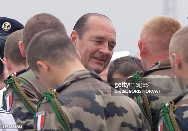 Le président de la République Jacques Chirac s'entretient, le 10 juin 1999 sur la base militaire de Toulon, avec des militaires français qui feront...
