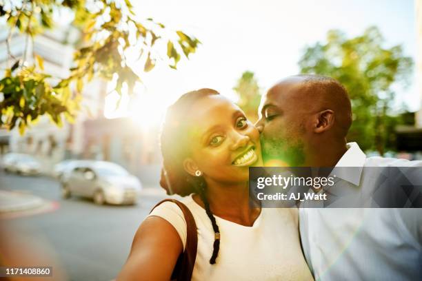 liefde maakt de beste selfies - friends kissing cheeks stockfoto's en -beelden