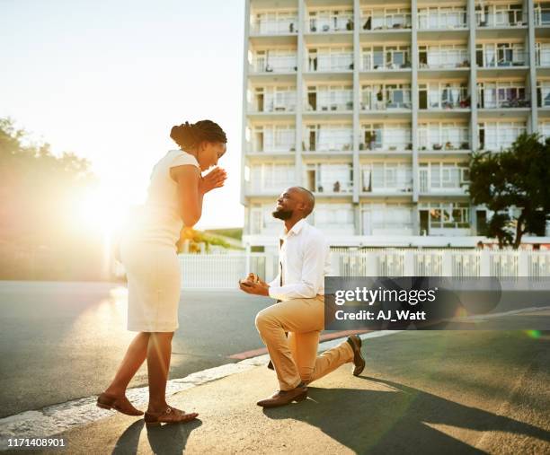 proposta a sorpresa - black women engagement rings foto e immagini stock