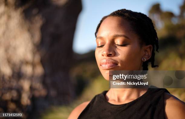 ademen in de rust - zulu women stockfoto's en -beelden