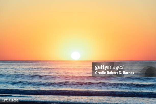 summer sunrise - 水平線 ストックフォトと画像