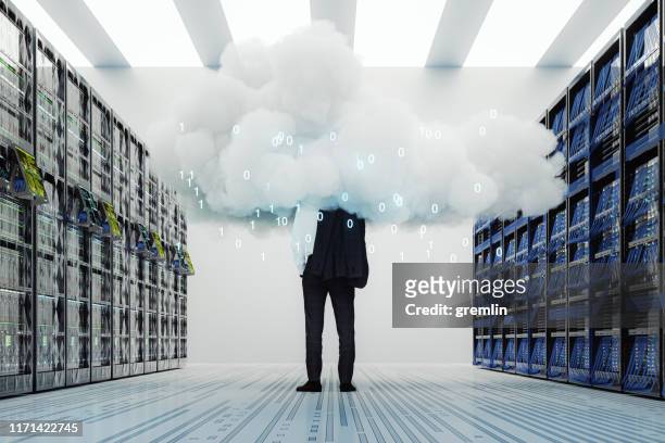 geschäftsmann steht im serverraum - cloud computing stock-fotos und bilder