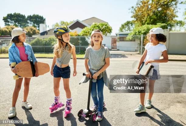 eislaufen im freien an einem wochenende - roller skates stock-fotos und bilder