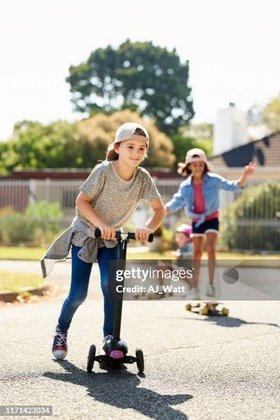 es ist scooter-zeit - roller skates stock-fotos und bilder