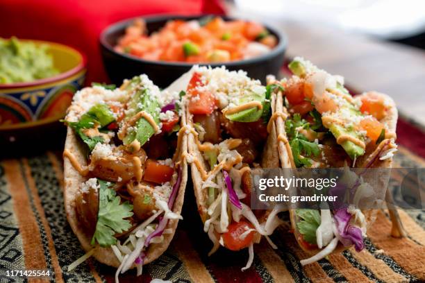 tacos di strada colorati, gamberetti - frutti di mare, pesce, grigliati, pronti da mangiare - cucina messicana foto e immagini stock