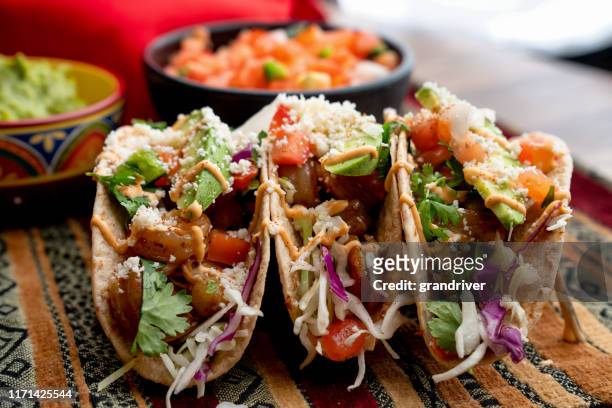 kleurrijke straat taco's, garnalen-zeevruchten, vis, gegrild, klaar om te eten - mexican food stockfoto's en -beelden