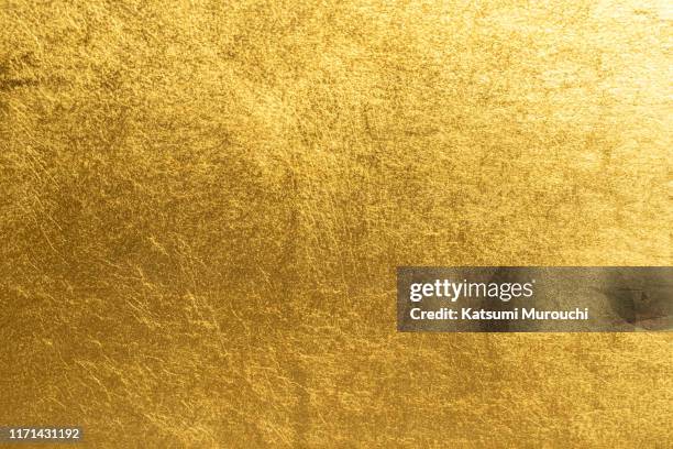 gold foil background - gold foil texture foto e immagini stock