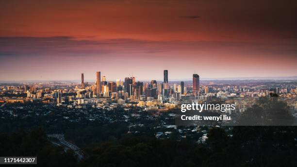 stunning sunset above brisbane cbd viewing from mount coot-tha lookout - brisbane city fotografías e imágenes de stock