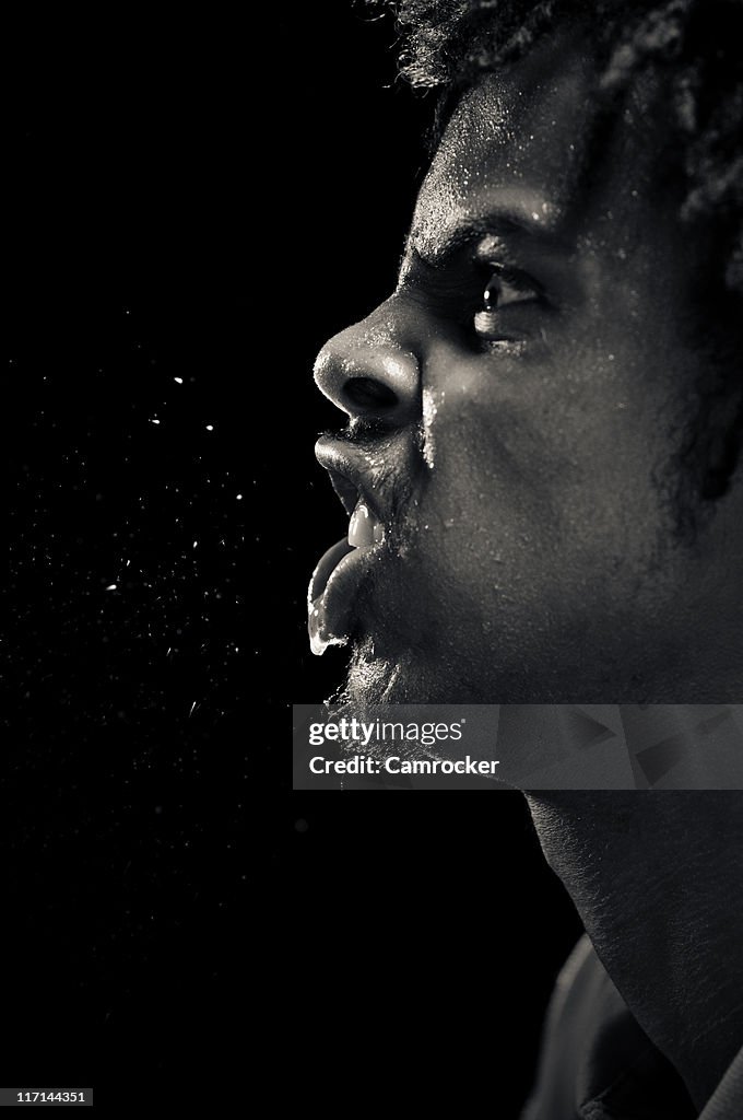 Jovem homem afro-americano Cuspir enquanto rhyming