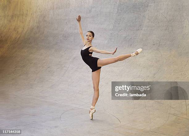 モダンなバレエダンサー - arabesque position ストックフォトと画像