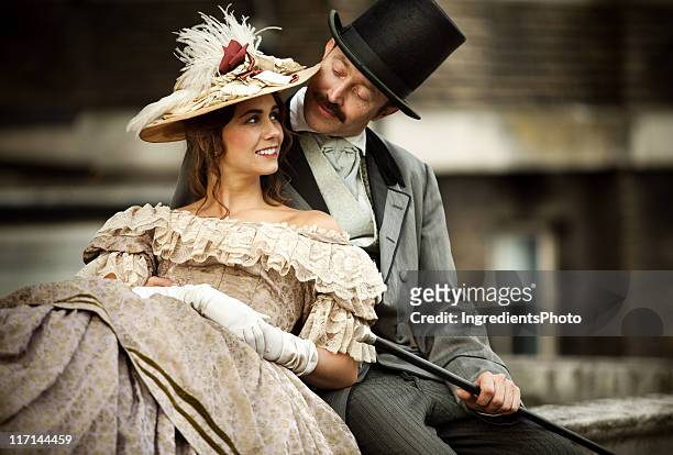 victorian paar in liebe, die eine gute zeit - historische kleidung stock-fotos und bilder