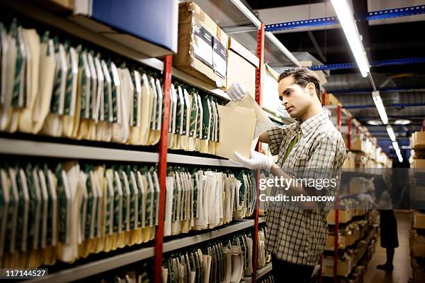 manuseamento de material de arquivo - sala de arquivos imagens e fotografias de stock