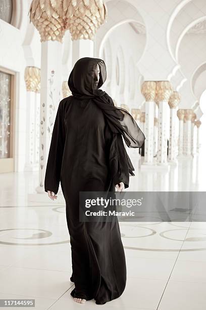 frau in sachen abaya - nikab stock-fotos und bilder