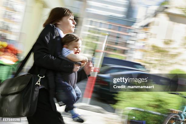 trabalhar mãe fora, em uma corrida - mãe trabalhadora imagens e fotografias de stock