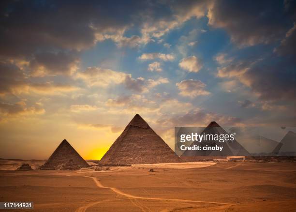 pyramiden von gizeh bei sonnenuntergang - ancient egyptian culture stock-fotos und bilder
