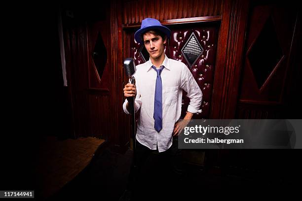 soporte de cómico en un bar de buceo seedy - comedian fotografías e imágenes de stock