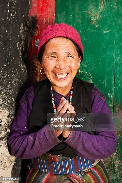 retrato de uma mulher tibetana - tibetan ethnicity imagens e fotografias de stock