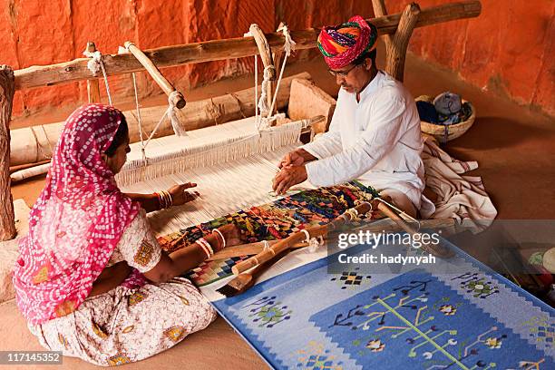 indian couple weaving textiles (durry). salawas village. rajasthan. - indian subcontinent ethnicity stockfoto's en -beelden