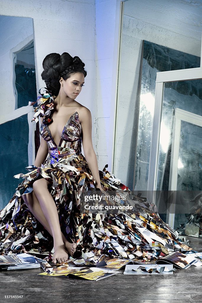 Afrikanische amerikanische Model in Papier-Couture-Kleid mit Spiegel