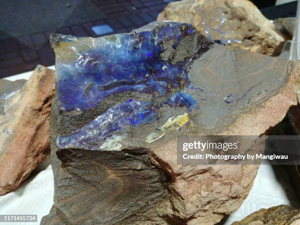 boulder opal - opal photos et images de collection