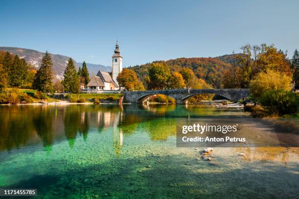 bohinj lake, church of st john the baptist. triglav national park, julian alps, slovenia - eslovenia fotografías e imágenes de stock