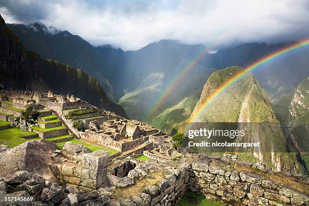 arco iris doble en machu picchu - arco iris doble fotografías e imágenes de stock