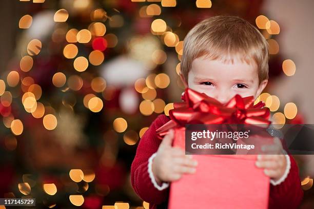 young boy 笑顔、彼のクリスマスプレゼント - children christmas ストックフォトと画像