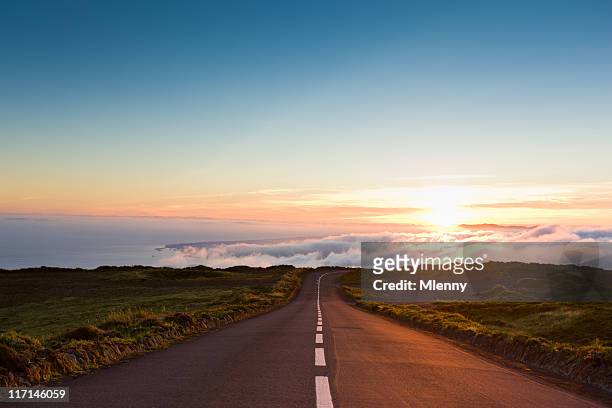 sunset highway into the clouds - wegen stockfoto's en -beelden