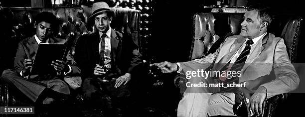 homens em um bar - gânguester imagens e fotografias de stock