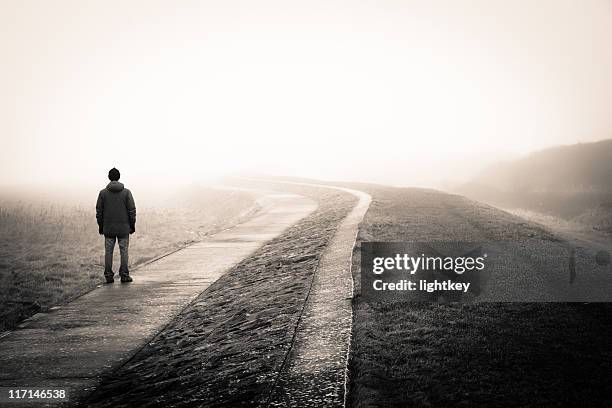 hombre perdido - ausencia fotografías e imágenes de stock