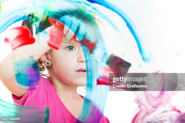 blonde kleine mädchen malen mit farben auf fenster - child painting stock-fotos und bilder